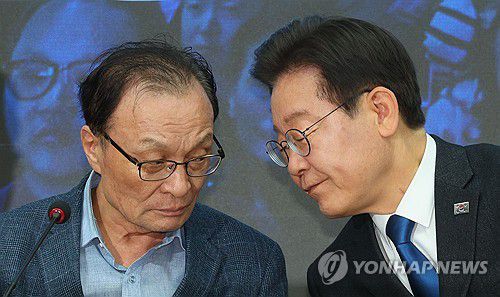 대화하는 이재명-이해찬(서울=연합뉴스) 한종찬 기자 = 더불어민주당 이재명 대표가 11일 오전 서울 여의도 민주당 당사에서 열린 더불어민주당·더불어민주연합 제12차 합동 중앙선거대책위원회의 겸 선대위 해단식에서 이해찬 공동선대위원장과 대화하고 있다. 2024.4.11 saba@yna.co.kr