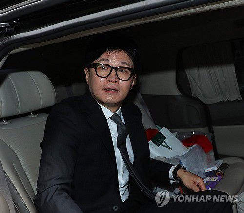 당사 떠나는 한동훈 비대위원장(서울=연합뉴스) 한종찬 기자 = 국민의힘 한동훈 비상대책위원장이 11일 서울 여의도 국민의힘 당사에서 제22대 국회의원 선거 관련 입장 발표를 한 뒤 당사를 떠나고 있다. 2024.4.11 [공동취재] saba@yna.co.kr