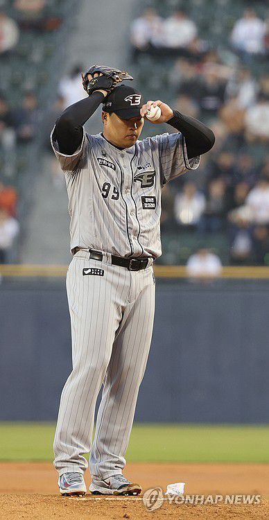 마운드 오른 류현진(서울=연합뉴스) 김주형 기자 = 11일 오후 서울 잠실야구장에서 열린 프로야구 한화 이글스와 두산 베어스의 경기.     한화 선발 류현진이 마운드에 올라 있다. 2024.4.11 kjhpress@yna.co.kr