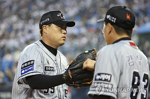 덕아웃 향하는 류현진(서울=연합뉴스) 김주형 기자 = 11일 오후 서울 잠실야구장에서 열린 프로야구 한화 이글스와 두산 베어스의 경기.     3회말 수비를 마친 한화 류현진이 덕아웃으로 향하고 있다. 2024.4.11 kjhpress@yna.co.kr