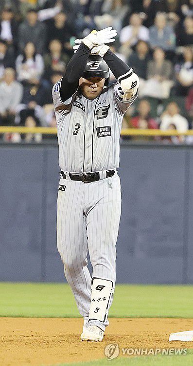 안치홍 좌중간 2루타(서울=연합뉴스) 김주형 기자 = 11일 오후 서울 잠실야구장에서 열린 프로야구 한화 이글스와 두산 베어스의 경기.     4회초 무사 1루 좌중간 2루타로 출루한 안치홍이 세리모니 하고 있다. 2024.4.11 kjhpress@yna.co.kr