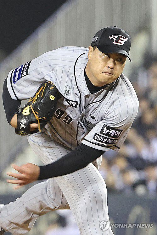 류현진 '힘차게'(서울=연합뉴스) 김주형 기자 = 11일 오후 서울 잠실야구장에서 열린 프로야구 한화 이글스와 두산 베어스의 경기.     4회말 한화 류현진이 힘차게 투구하고 있다. 2024.4.11 kjhpress@yna.co.kr