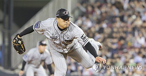 류현진 '힘차게'(서울=연합뉴스) 김주형 기자 = 11일 오후 서울 잠실야구장에서 열린 프로야구 한화 이글스와 두산 베어스의 경기.     4회말 한화 류현진이 힘차게 투구하고 있다. 2024.4.11 kjhpress@yna.co.kr