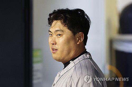 밝은 표정의 류현진(서울=연합뉴스) 김주형 기자 = 11일 오후 서울 잠실야구장에서 열린 프로야구 한화 이글스와 두산 베어스의 경기.     6회말을 실점없이 수비를 마무리 한 한화 류현진이 덕아웃으로 들어와 밝은 표정을 하고 있다. 2024.4.11 kjhpress@yna.co.kr