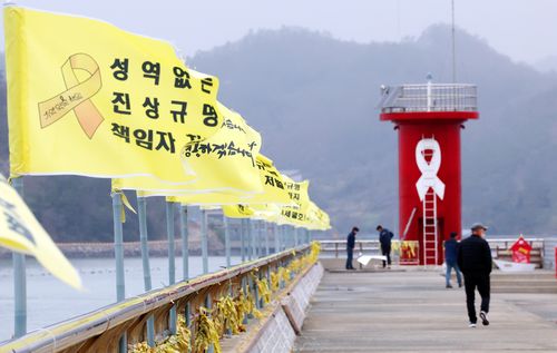 10년 동안 방파제 지킨 등대(진도=연합뉴스) 정다움 기자 = 4일 오전 전남 진도군 임회면 팽목항(진도항) 방파제에서 추모객들이 이동하고 있다. 2024.4.4 daum@yna.co.kr