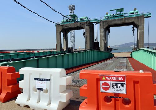 통제 중인 인천항 연안여객터미널[촬영 홍현기]