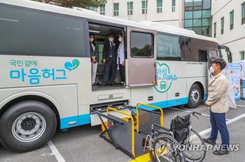 트라우마센터의 '마음 안심버스'(서울=연합뉴스) 강도태 보건복지부 2차관이 30일 충남 국립공주병원에서 열린 충청권 트라우마센터 개소 기념식이 끝난 후 센터에서 운영하는 '마음 안심버스'를 둘러보고 있다. 2021.6.30      [보건복지부 제공. 재판매 및 DB 금지]