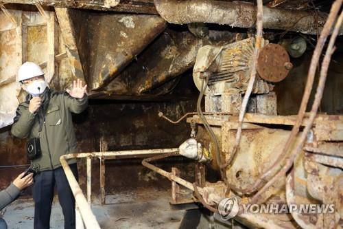 고착 상태 발견된 세월호 조타 장치(목포=연합뉴스) 천정인 기자 = 26일 오후 전남 목포시 목포신항에 인양돼 있는 세월호 선체 내부에서 사회적 참사 특별조사위원회 관계자가 고착 상태가 발견된 조타 장치 등을 설명하고 있다. 2020.11.26