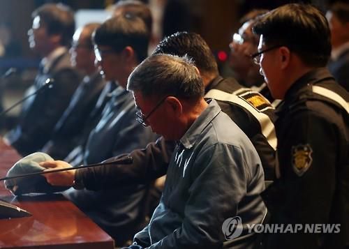 고개 숙인 선장  (서울=연합뉴스) 박동주 기자 = 28일 오전 서울시청 다목적홀에서 열린 4·16 세월호 참사 특별조사위원회 제2차 청문회에서 증인으로 출석한 이준석 선장이 고개를 숙이고 앉아 있다. 2016.3.28