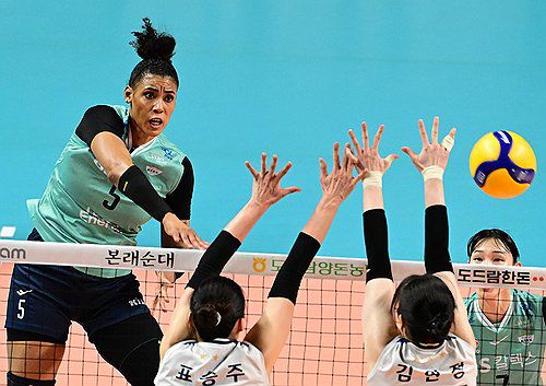 실바의 강스파이크(서울=연합뉴스) GS칼텍스 주포 실바가 25일 서울시 중구 장충체육관에서 열린 프로배구 여자부 IBK기업은행과의 홈 경기에서 타점 높은 공격을 시도하고 있다. 2024.2.25 [한국배구연맹 제공. 재판매 및 DB 금지] photo@yna.co.kr