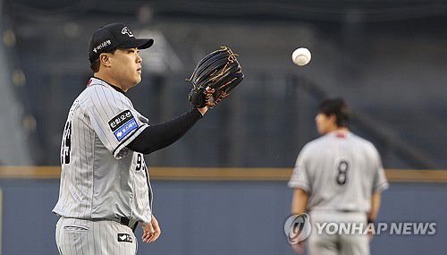 마운드 오르는 류현진(서울=연합뉴스) 김주형 기자 = 11일 오후 서울 잠실야구장에서 열린 프로야구 한화 이글스와 두산 베어스의 경기.     한화 선발 류현진이 마운드에 오르고 있다. 2024.4.11 kjhpress@yna.co.kr