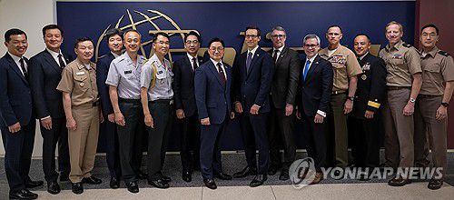 제24차 한미통합국방협의체 회의(서울=연합뉴스) 11일(현지시간) 미국 워싱턴D.C에서 개최된 제24차 한미통합국방협의체(KIDD) 회의에서 조창래 대한민국 국방부 국방정책실장과 일라이 래트너 미합중국 국방부 인태안보차관보가 이번 회의에 참가한 한미 국방 관계자들과 기념 촬영하고 있다. 2024.4.12 [국방부 제공. 재판매 및 DB 금지] photo@yna.co.kr