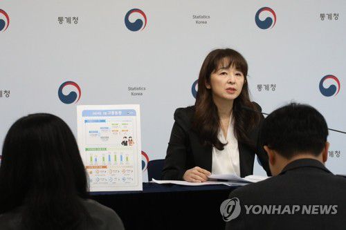 2024년 3월 고용동향은(세종=연합뉴스) 배재만 기자 = 통계청 서운주 사회통계국장이 12일 오전 정부세종청사에서 2024년 3월 고용동향 브리핑을 하고 있다. 2024.4.12 scoop@yna.co.kr