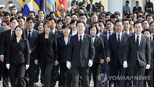 22대 총선 당선인들과 국립현충원 찾은 이재명 대표(서울=연합뉴스) 신준희 기자 = 더불어민주당 이재명 대표와 더불어민주연합 윤영덕, 백승아 공동대표가 12일 오전 22대 총선 당선인들과 서울 동작구 국립서울현충원을 찾아 참배하기 위해 이동하고 있다. 2024.4.12 [공동취재] hama@yna.co.kr