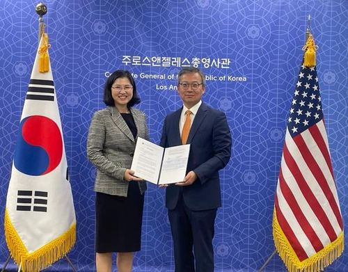변지애 LAUSD국장(왼쪽)에게 K팝 과목 개설 지원 협약서를 전달한 김영완 LA총영사[LA총영사관 제공. 재판매 및 DB 금지]
