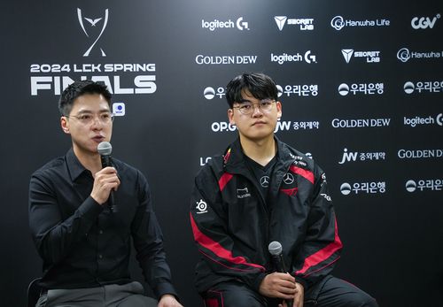 인터뷰하는 T1 김정균 감독과 '구마유시' 이민형    (서울=연합뉴스) 김주환 기자 = T1 김정균 감독과 '구마유시' 이민형이 13일 서울 올림픽공원 KSPO돔에서 열린 2024 LCK 스프링 결승 진출전 종료 후 열린 공동 인터뷰에서 인사하고 있다.     T1은 이날 한화생명e스포츠를 세트 스코어 3:1로 격파하고 결승전에 진출했다. 2024.4.13 jujuk@yna.co.kr