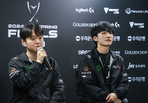 인터뷰하는 한화생명 최인규 감독과 '피넛' 한왕호    (서울=연합뉴스) 김주환 기자 = 한화생명e스포츠 최인규 감독과 '피넛' 한왕호가 13일 서울 올림픽공원 KSPO돔에서 열린 2024 LCK 스프링 결승 진출전 종료 후 열린 공동 인터뷰에서 소감을 밝히고 있다.     한화생명e스포츠는 이날 T1에 세트 스코어 1:3으로 패했다. 2024.4.13 jujuk@yna.co.kr