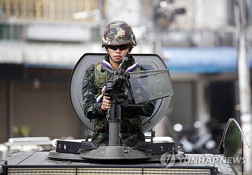 미얀마와 국경에서 경계 근무하는 태국군 병사12일(현지시간) 미얀마와 접경 지역인 태국 북부 딱주 매솟시 국경 인근에서 태국군 병사가 기관총을 탑재한 차량에 앉아서 경계 근무를 하고 있다. 2024.4.13  [EPA 연합뉴스 자료사진, 재판매 및 DB 금지]