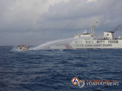 필리핀 보급선에 물대포 쏘는 중국 해안경비정중국 해안경비대 선박이 2023년 12월 10일(현지시간) 영유권 분쟁 지역인 남중국해에서 필리핀 해군이 운용하는 보급선에 물대포를 발사하고 있다. 중국 해경은 이날 오전 필리핀 해경선 2척과 공무선 1척, 보급선 1척이 스프래틀리 군도(중국명 난사<南沙>군도·필리핀명 칼라얀군도) 세컨드 토머스 암초(중국명 런아이자오·필리핀명 아융인) 인근 해역에 침입함에 따라 통제 조치를 했다고 밝혔다. 2024.4.13 [EPA 연합뉴스 자료사진, 필리핀 해안경비대 제공. 재판매 및 DB 금지]