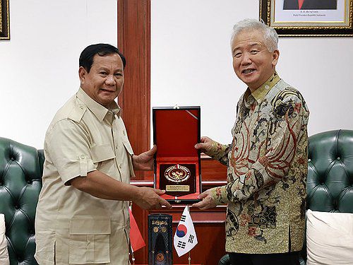 프라보워 예방한 이상덕 대사이상덕 주인도네시아 대한민국 대사(오른쪽)가 지난달 6일(현지시간) 차기 인도네시아 대통령으로 당선이 확실시되는 프라보워 수비안토 인도네시아 국방부 장관을 예방한 자리에서 기념 촬영을 하고 있다.  [주인도네시아 대한민국 대사관 제공. 재판매 및 DB 금지]