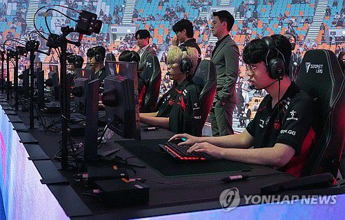경기 시작 전 장비 점검하는 T1(서울=연합뉴스) 김주환 기자 = T1 선수단이 13일 서울 올림픽공원 KSPO 돔에서 열린 2024 LCK 스프링 결승 진출전 경기 시작 전 장비를 점검하고 있다. 2024.4.13 jujuk@yna.co.kr