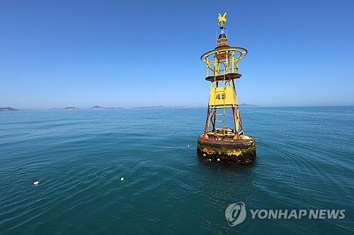 '벌써 10년'(진도=연합뉴스) 정회성 기자 = 세월호 참사 10주기를 사흘 앞둔 13일 오후 전남 진도군 맹골수도의 침몰 해점을 표시하는 부표 주변에 유가족과 스님들이 띄운 국화가 흩어져 있다. 2024.4.13 hs@yna.co.kr