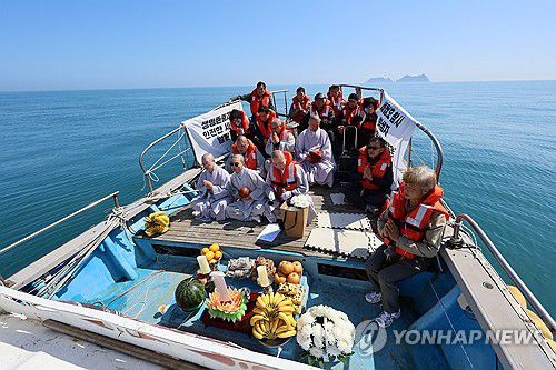 세월호 10주기…선상 추모제(진도=연합뉴스) 정회성 기자 = 세월호 참사 10주기를 사흘 앞둔 13일 오후 전남 진도군 맹골수도의 침몰해역에서 단원고등학교 희생자 학생의 유가족과 대한불교조계종 사회노동위원회 스님들이 선상 추모제를 엄수하고 있다. 2024.4.13 hs@yna.co.kr