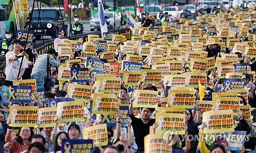 세월호 참사 10주기 4.16 기억문화제(서울=연합뉴스) 김인철 기자 = 13일 서울시청 앞 세종대로에서 열린 세월호 참사 10주기 4.16 기억문화제에서 참가자들이 손팻말을 들고 구호를 외치고 있다. 2024.4.13 yatoya@yna.co.kr