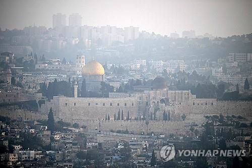 이란의 보복 공격 다음날 새벽 예루살렘 구시가지 모습 [AFP=연합뉴스 자료사진. 재판매 및 DB금지]