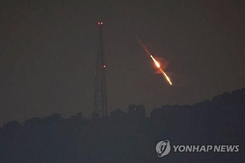 이란의 공격으로 이스라엘 영토로 날아든 미사일[EPA=연합뉴스 자료사진. 재판매 및 DB금지]