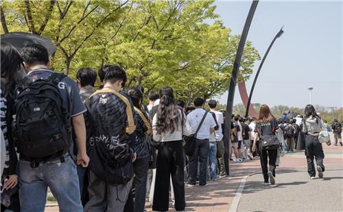 "결승전 보러 왔어요"    (서울=연합뉴스) 김주환 기자 = 2024 LCK 스프링 결승전이 열린 14일 입장권을 교환하려는 e스포츠 팬들이 서울 올림픽공원 KSPO 돔 인근 부스에 길게 늘어서 있다. 2024.4.14 jujuk@yna.co.kr
