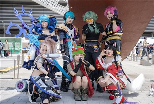 코스프레와 함께하는 LCK 스프링 결승전    (서울=연합뉴스) 김주환 기자 = 2024 LCK 스프링 결승전이 열린 14일 서울 올림픽공원 KSPO 돔 앞에서 코스튬 플레이어들이 포즈를 취하고 있다. 2024.4.14 jujuk@yna.co.kr