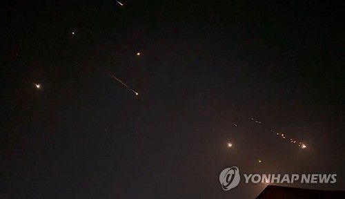 이스라엘을 향하는 이란의 미사일[AFP 연합뉴스. 재판매 및 DB 금지]