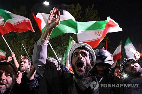 이란의 이스라엘 공격을 지지하는 시위대[AFP 연합뉴스. 재판매 및 DB 금지]