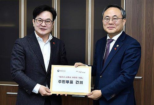 김포시장, 행정안전부 찾아 '서울 편입' 주민투표 건의(서울=연합뉴스) 김병수 김포시장이 20일 서울 종로구 정부서울청사를 방문, 고기동 행정안전부 차관을 만나 주민투표 건의문을 전달하고 있다. 2023.12.20 [김포시 제공. 재판매 및 DB 금지] photo@yna.co.kr