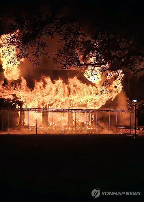 망해사 극락전 전소[전북소방본부 제공. 재판매 및 DB금지]