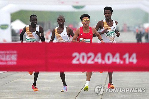 아프리카 선수들에 앞서 달리는 중국 허제 선수[로이터=연합뉴스]