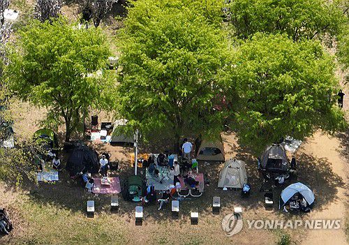 그늘로 몰린 시민들[연합뉴스 자료 사진]