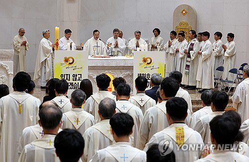 세월호 10주기 추모 미사 봉헌(목포=연합뉴스) 조남수 기자 = 세월호 참사 10주기를 하루 앞둔 15일 전남 목포시 산정동 성당에서 한국천주교주교회의 정의평화위원회가 세월호 참사 희생자 304명의 넋을 기리고 유가족을 위로하는 미사를 봉헌하고 있다. 2024.4.15 iso64@yna.co.kr