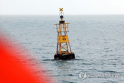 '침몰 해역 알리는 노란 부표'(진도=연합뉴스) 정다움 기자 = 세월호 참사 10주기인 16일 오전 전남 진도군 동거차도 인근 세월호 참사 해역에서 노란 부표가 떠 있다. 2024.4.16 daum@yna.co.kr