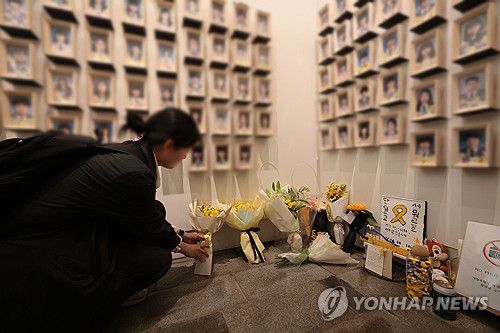 어느덧 세월호 참사 10주기(서울=연합뉴스) 김인철 기자 = 16일 서울 중구 서울시의회 앞 세월호 기억공간에서 열린 세월호 참사 10주기 시민 기억식에서 한 시민이 추모 꽃다발을 놓고 있다. 2024.4.16 yatoya@yna.co.kr