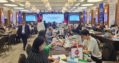 우수 중소기업 한인 경제인 통해 해외 진출 확대16일 충남 예산군 스플라스 리솜에서 열린 '수출상담회'에는 충남도 90개 우수 중소기업이 참여해 세계한인무역협회 소속 106명의 한인 바이어들과 수출길을 모색했다. [촬영 강성철]