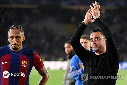 라피냐(왼쪽)와 사비 감독[AFP=연합뉴스]