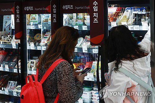 치즈·버터 가격 강세로 유제품 지수 2.9% 상승(서울=연합뉴스) 진연수 기자 = 지난 7개월간 하락세를 보였던 세계 식량 가격이 다시 상승세로 돌아섰다. 특히 유지류 가격이 큰 폭으로 오르며 식량 가격 상승을 견인했다. 유엔 식량농업기구(FAO)는 올해 3월 세계식량가격지수가 118.3으로 전월(117.0) 대비 1.1% 올랐다고 밝혔다. 품목별로 보면 유제품 지수가 치즈와 버터 가격 강세로 2.9% 올라 6개월 연속 상승세를 이어갔다. 사진은 7일 서울 시내 한 대형마트에서 장을 보는 시민. 2024.4.7 jin90@yna.co.kr