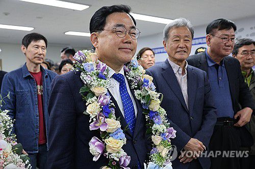 창원성산 허성무 당선인(창원=연합뉴스) 김선경 기자 = 더불어민주당 허성무(60) 경남 창원시성산구 선거구 당선인이 당선 소감 발표 직후 기념촬영을 하고 있다. 2024.4.11 ksk@yna.co.kr