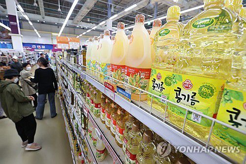 가격 오른 식용유(서울=연합뉴스) 강민지 기자 = 가공식품 실구매가가 1년 새 6%가량 오른 것으로 나타난 14일 서울의 한 대형마트에서 시민들이 식용유를 고르고 있다. 식용유(100mL)는 지난해 1분기 평균 643.3원에서 올해 1분기 963.7원으로 49.8% 올라 가장 높은 상승률을 기록했다. 2024.4.14 mjkang@yna.co.kr