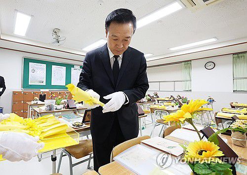 헌화하는 임태희 경기도교육감(안산=연합뉴스) 홍기원 기자 = 세월호 참사 10주기를 하루 앞둔 15일 오후 경기도 안산시 단원고 4.16기억교실에서 임태희 경기도교육감이 헌화하고 있다. 2024.4.15 xanadu@yna.co.kr