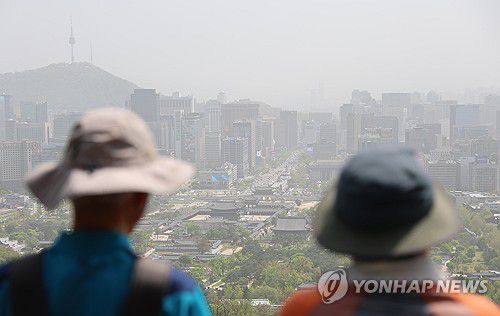 뿌연 서울 도심, 미세먼지 수준 '나쁨'(서울=연합뉴스) 신현우 기자 = 황사 영향으로 전국 미세먼지 수준이 '나쁨' 수준을 보인 17일 오후 서울 종로구 북악산 청와대전망대에서 바라본 서울 도심이 뿌옇다. 2024.4.17 nowwego@yna.co.kr