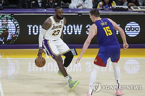 LA 레이커스 제임스(왼쪽)와 덴버의 요키치[AP=연합뉴스]