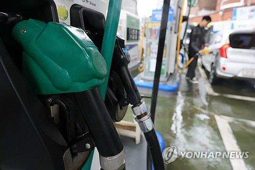 '중동 사태'에 유류세 인하 종료 시한 연장(서울=연합뉴스) 신현우 기자 = 정부가 이달 말 종료를 앞둔 유류세 인하 조치를 두 달 더 연장하기로 결정한 15일 오후 서울 시내 한 주유소를 찾은 시민이 주유하고 있다.     정부는 이란의 이스라엘 공격으로 악화한 '중동 사태'와 관련해 유류세 인하 종료 시한을 연장했다. 앞서 정부는 휘발유 유류세를 역대 최대폭인 37%(리터당 516원)까지 내렸다가 지난해 1월 1일부터 인하율을 25%로 줄인 바 있다. 이후 이번까지 총 9차례에 걸쳐 인하 종료 시한을 연장했다. 2024.4.15 nowwego@yna.co.kr